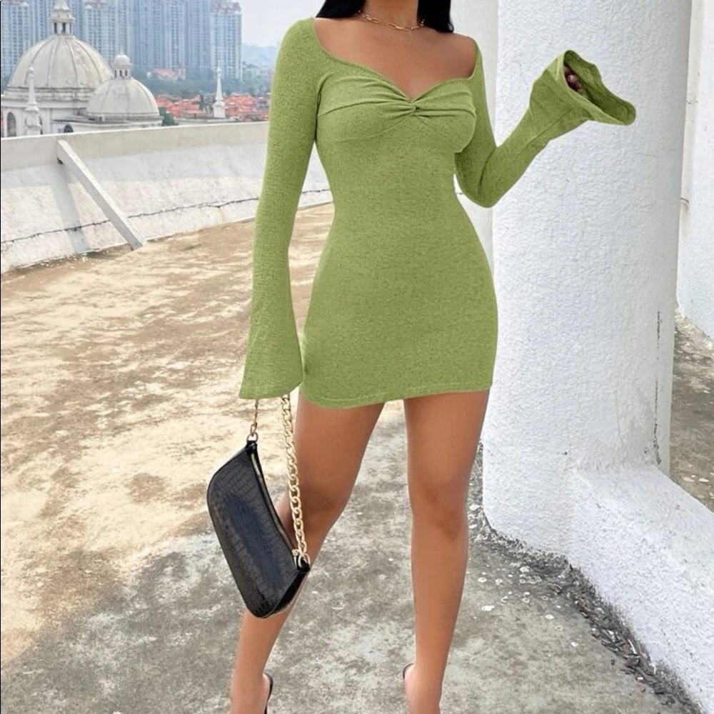 Green dress with Pearl necklace
